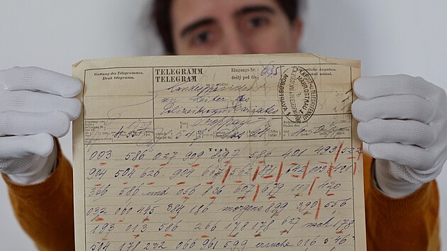 Irena Moravcová ze Zemského archivu v Opavě s jedním ze zašifrovaných policejních telegramů z dob Rakouska-Uherska. (20. listopadu 2025)