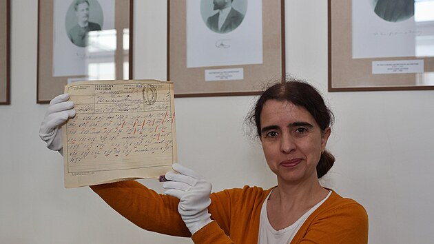 Irena Moravcová ze Zemského archivu v Opavě s jedním ze zašifrovaných policejních telegramů z dob Rakouska-Uherska. (20. listopadu 2025)