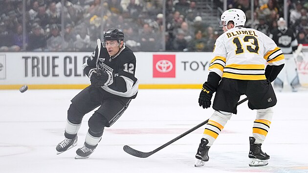 Trevor Moore (vlevo) z Los Angeles Kings objíždí Matěje Blümela z Bostonu.