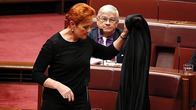 Australská senátorka Pauline Hansonová přišla na jednání v burce. (17. srpna 2017)