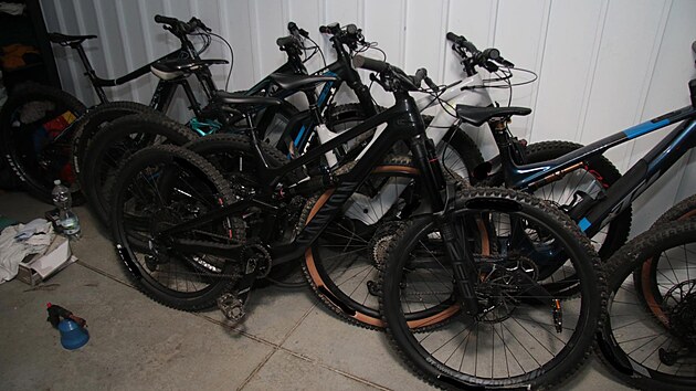 Při domovních prohlídkách policisté našli čtyřicet kol, včetně drahých elektrokol.