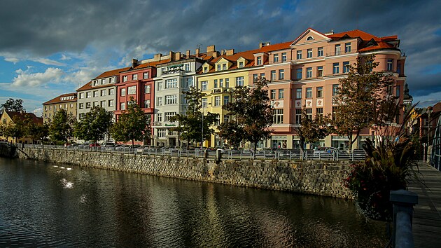Zátkovo nábřeží u Malše čekají velké úpravy. V první etapě na ně radnice uvolní 100 milionů. Bude tam pěší korzo u vody. Nyní je tam vysoká zeď.