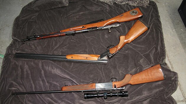 Při domovních prohlídkách policisté našli i zbraně.