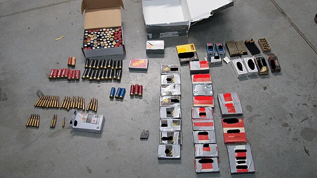 Při domovních prohlídkách policisté našli i náboje.