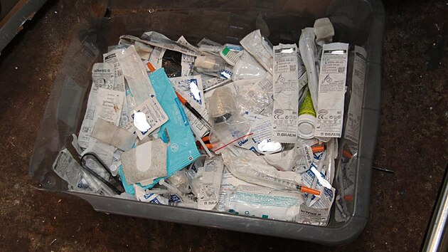 Při domovních prohlídkách policisté našli i drogy a léky.