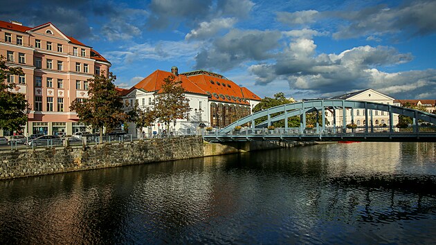 Zátkovo nábřeží u Malše čekají velké úpravy. V první etapě na ně radnice uvolní 100 milionů. Bude tam pěší korzo u vody. Nyní je tam vysoká zeď.