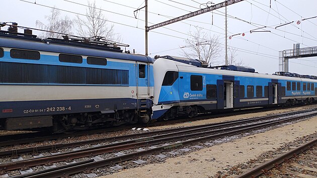 Na trati mezi Zliví a Dívčicemi na Českobudějovicku se ráno srazil rychlík s osobním vlakem. (20. listopadu 2025)