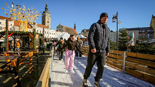 Na budějovickém náměstí už se bruslí.