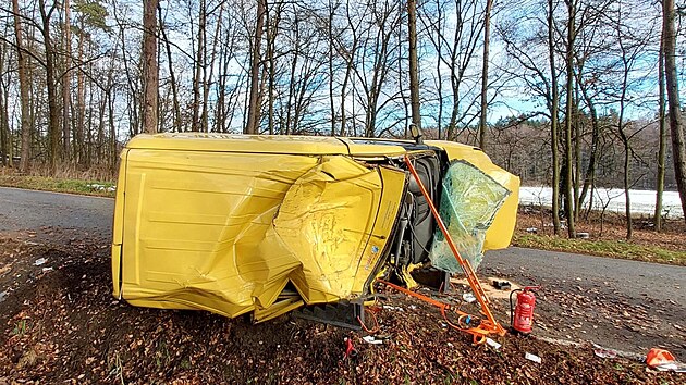 Auto po nárazu do stromu a převrácení přes střechu skončilo zpátky na silnici.