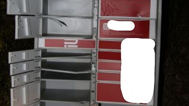 Zloději vybrali několik desítek schránek, ze kterých ukradli věci v hodnotě přesahující 100 tisíc korun.