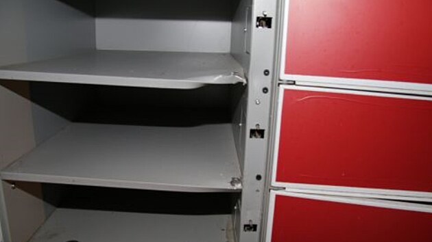 Zloději vybrali několik desítek schránek, ze kterých ukradli věci v hodnotě přesahující 100 tisíc korun.