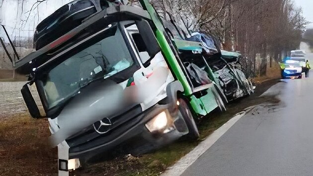 Kamion převážející auta havaroval u Libějovic.