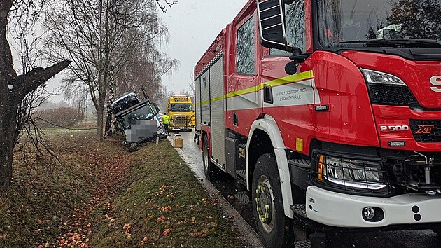 Kamion převážející auta havaroval u Libějovic.