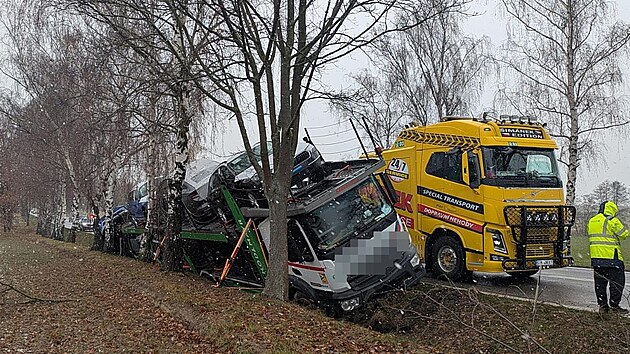 Kamion převážející auta havaroval u Libějovic.