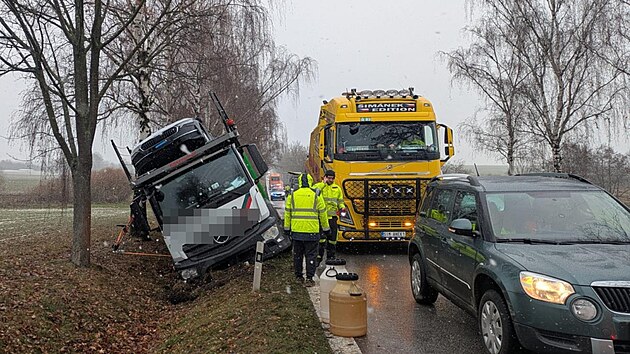 Kamion převážející auta havaroval u Libějovic.