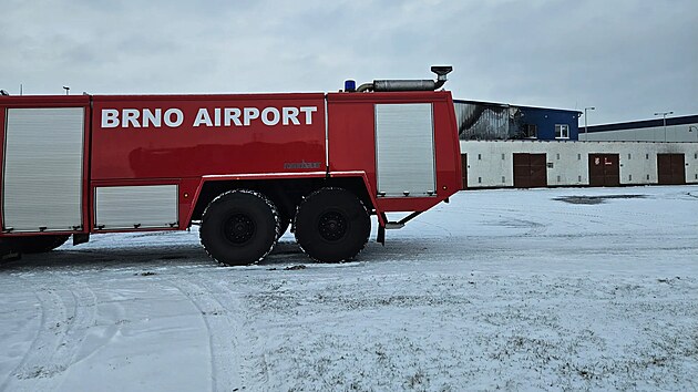 Hasiči v pondělí ráno likvidovali na brněnském letišti v Tuřanech požár hangáru, v němž se opravují letadla. (24. listopadu 2025)