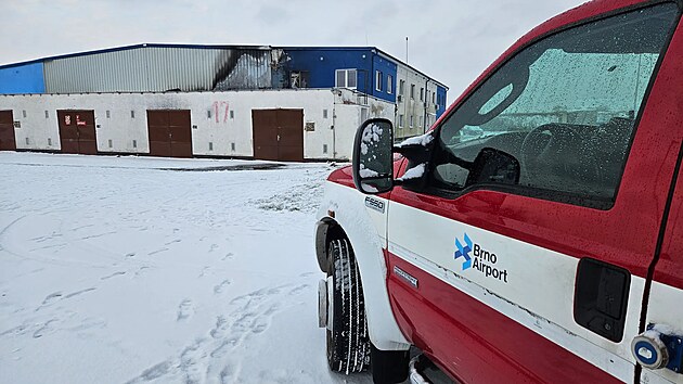Hasiči v pondělí ráno likvidovali na brněnském letišti v Tuřanech požár hangáru, v němž se opravují letadla. (24. listopadu 2025)