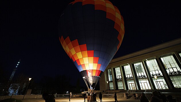 Novinkou vánočních trhů v Brně je let ukotveným horkovzdušným balónem, který se vznáší do výšky 30 metrů a nabízí výhled na centrum města s adventními trhy. Vstupenky není možné koupit, je třeba je vyhrát. (23. listopadu 2025)