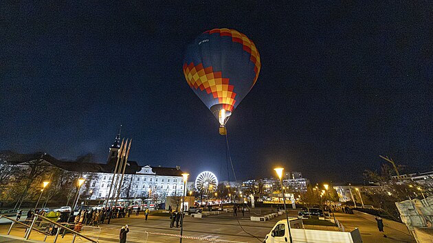 Novinkou vánočních trhů v Brně je let ukotveným horkovzdušným balónem, který se...