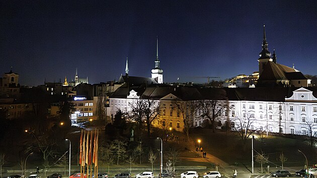 Novinkou vánočních trhů v Brně je let ukotveným horkovzdušným balónem, který se vznáší do výšky 30 metrů a nabízí výhled na centrum města s adventními trhy. Vstupenky není možné koupit, je třeba je vyhrát. (23. listopadu 2025)