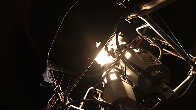 Novinkou vánočních trhů v Brně je let ukotveným horkovzdušným balónem, který se vznáší do výšky 30 metrů a nabízí výhled na centrum města s adventními trhy. Vstupenky není možné koupit, je třeba je vyhrát. (23. listopadu 2025)