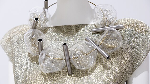 Výstava s názvem „Liběna Rochová: Doteky“ v brněnském Uměleckoprůmyslovém muzeu v Husově ulici je rozdělena do sedmi tematických místností. K vidění je více než 130 šatů a desítky šperků, oděvních doplňků i dalších uměleckých objektů od věhlasné módní návrhářky. (listopad 2025)