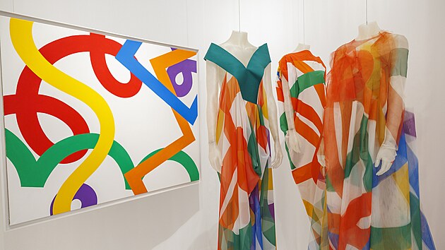 Výstava s názvem „Liběna Rochová: Doteky“ v brněnském Uměleckoprůmyslovém muzeu v Husově ulici je rozdělena do sedmi tematických místností. K vidění je více než 130 šatů a desítky šperků, oděvních doplňků i dalších uměleckých objektů od věhlasné módní návrhářky. (listopad 2025)