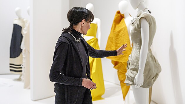 Módní návrhářka Liběna Rochová získala věhlas nejen v Česku, ale také v zahraničí. Její život a dílo přibližuje výstava s názvem „Liběna Rochová: Doteky“ v brněnském Uměleckoprůmyslovém muzeu v Husově ulici. (listopad 2025)