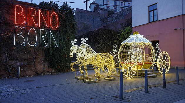 Světelnou stezkou v brněnské ulici Bašty je možné dojít až na Denisovy sady. Po cestě se návštěvníci mohou kochat nejen vystavenými výtvory, ale také výhledy na brněnské panorama. (listopad 2025)