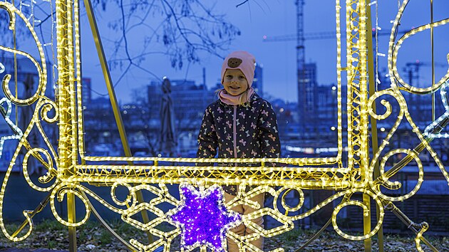 Světelnou stezkou v brněnské ulici Bašty je možné dojít až na Denisovy sady. Po cestě se návštěvníci mohou kochat nejen vystavenými výtvory, ale také výhledy na brněnské panorama. (listopad 2025)