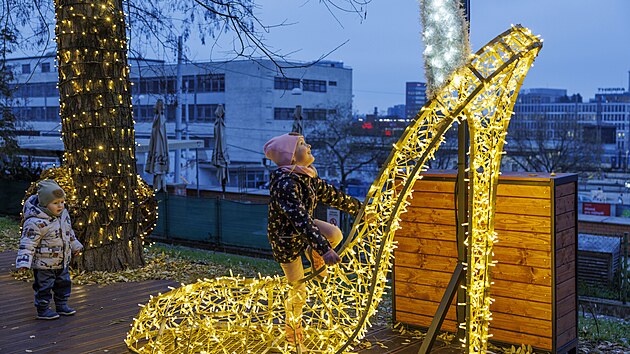 Světelnou stezkou v brněnské ulici Bašty je možné dojít až na Denisovy sady. Po...