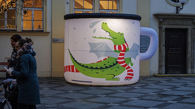 Velký nafukovací plecháček s motivem draka je umístěn na nádvoří radnice...