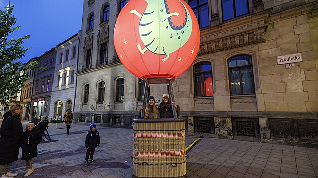 Maketa horkovzdušného balónu stojí na rohu Rašínovy a Jakubské ulice. Lidé se...