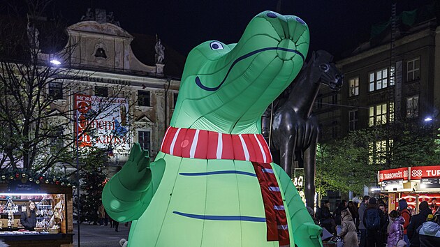 Nafukovací drak sedí u sochy Jošta na Moravském náměstí v Brně. (listopad 2025)