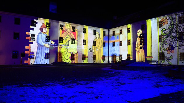 Videomapping promítaný na dvou zdech hradu Špilberk přibližuje historii Brna.