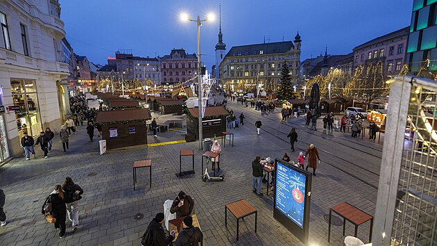 Díky vyvýšené vyhlídce mohou lidé pohlédnout na brněnské náměstí Svobody z nové perspektivy. (listopad 2025)