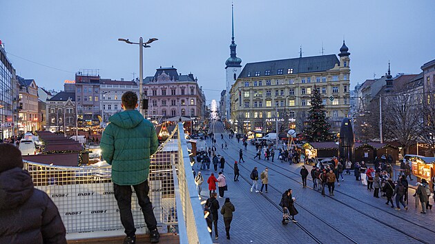 Díky vyvýšené vyhlídce mohou lidé pohlédnout na brněnské náměstí Svobody z nové...