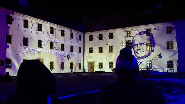 Videomapping promítaný na dvou zdech hradu Špilberk přibližuje historii Brna.