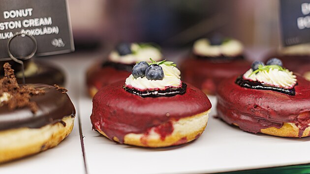 Podnik Mlsná holka nabízí své originální dezerty v Poštovské ulici v centru Brna a ve Fillově na Lesné. V říjnu 2025 zvítězil v soutěži gastronomického průvodce Gourmet a získal titul nejlepší cukrárny v Brně.