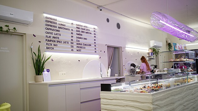 Podnik Mlsná holka, který v soutěži gastronomického průvodce Gourmet získal titul nejlepší brněnské cukrárny roku 2025, klade důraz na kvalitu, vlastní rukopis a precizní zpracování. Důležitá je i prezentace a příjemná atmosféra.