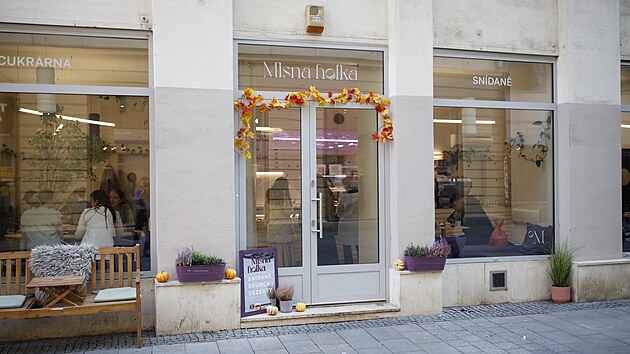 Podnik Mlsná holka, který v soutěži gastronomického průvodce Gourmet získal titul nejlepší brněnské cukrárny roku 2025, klade důraz na kvalitu, vlastní rukopis a precizní zpracování. Důležitá je i prezentace a příjemná atmosféra.