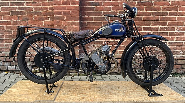 Motocykl Grizzly z produkce pardubické firmy společníků Josefa Matyáše a Ladislava Poláka je dalším exponátů muzea. (25. listopadu 2025)