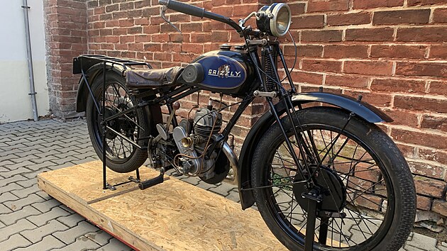 Motocykl Grizzly z produkce pardubické firmy společníků Josefa Matyáše a Ladislava Poláka je dalším exponátů muzea. (25. listopadu 2025)