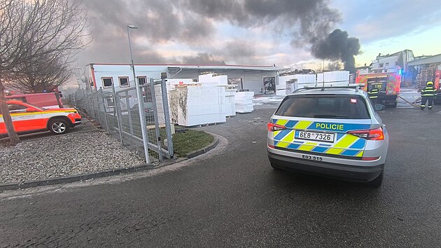 V areálu firmy probíhaly ráno dohašovací práce.