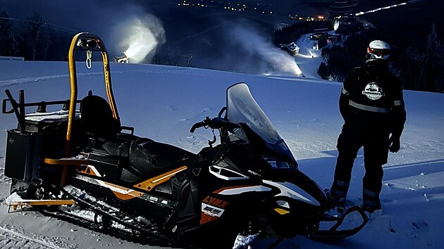 Sněhová děla jsou na Dolní Moravě v provozu už týden. Podmínky v pondělí vylepšil přírodní sníh. (25. listopadu 2025)