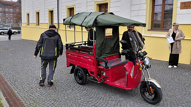 Technická četa města Nový Bor má nového pomocníka. Vozítko, které vzhledem připomíná asijské tuk-tuky, pomůže s údržbou veřejných prostranství i menšími opravami po celém městě.