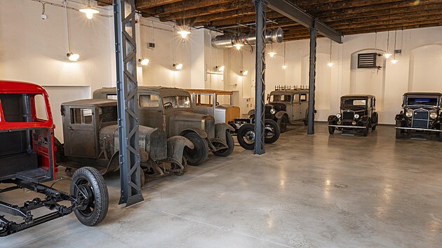 Výstava Spící krása ve Škoda Muzeu předvádí část toho, co mladoboleslavská automobilka dlouhá léta schraňuje „za zavřenými dveřmi“. Celkem včetně muzea Škoda vlastní 370 historických aut, motocyklů a jízdních kol a asi 100 motorů.