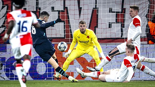 První tutovka Bilbaa. Brankář Staněk se chystá vyrazit střelu Sanceta zblízka.