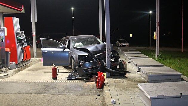 Řidič nezvládl vyjet z benzinky, naboural do sloupu. Nadýchal 2,53 promile. (20. listopadu 2025)