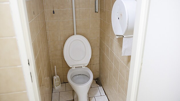 Pracovníkům střediska došla trpělivost s tím, jak vypadají toalety v centru, kam chodí stovky dětí. Po městu chtějí vynutit opravu. (20. listopadu 2025)